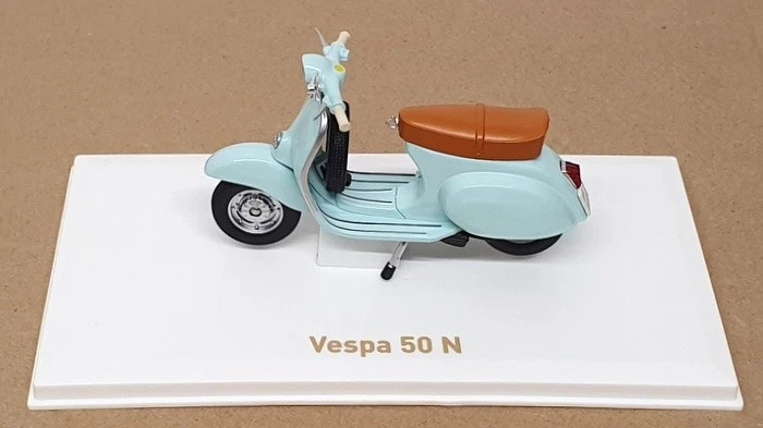 Norev 1/18 Scale 182081 - Vespa 50 N Scooter Motorbike - Aquamarine Blue - Image 4 of 4