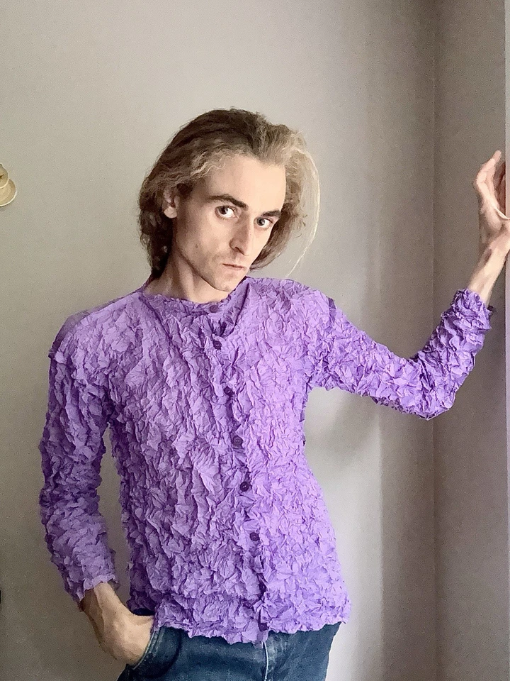 Cárdigan ISSEY MIYAKE Me SS24 pliegues aplastados 'lana como merengue' lavanda Foto 2 de 4