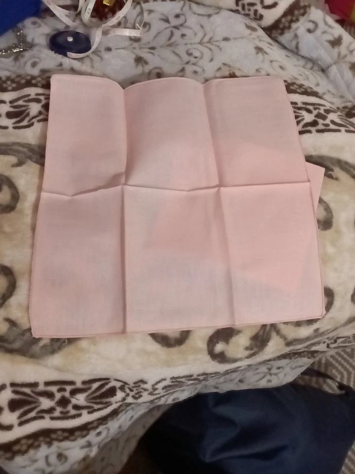 A Set Of Four Brand New 100% Pink Linen Napkins - Image 2 of 2