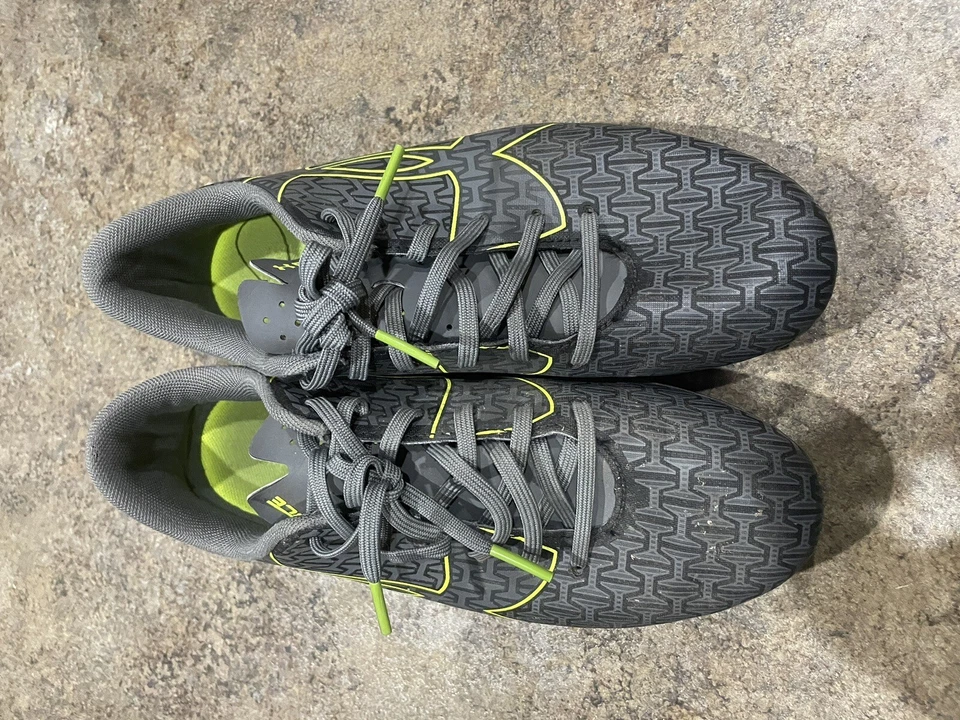 Botines de fútbol bajo armadura gris y verde Foto 2 de 4