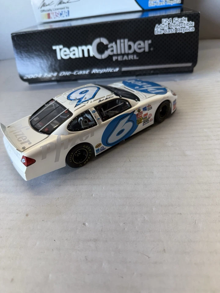 Equipo calibre Pearl 1:24 Mark Martin #6 Pfizer 2004 Ford Taurus Roush Foto 4 de 4