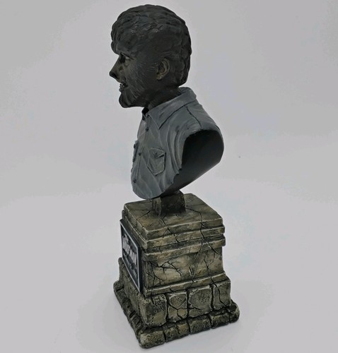 Universal Monsters Frankenstein, Dracula, Wolfman Legacy Collection Busts All 3 - Picture 21 of 22