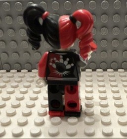 Lego Batman Movie minifig Harley Quinn (70906 or 70922) w/Bat and Roller Skates