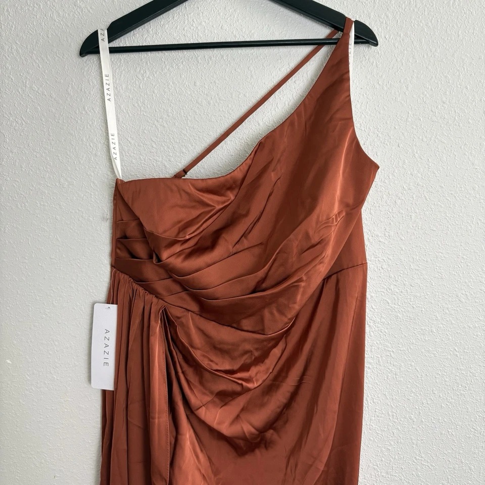 Vestido feminino AZAZIE MIKA bainha de canela um ombro cetim elástico A16 - Imagem 3 de 4