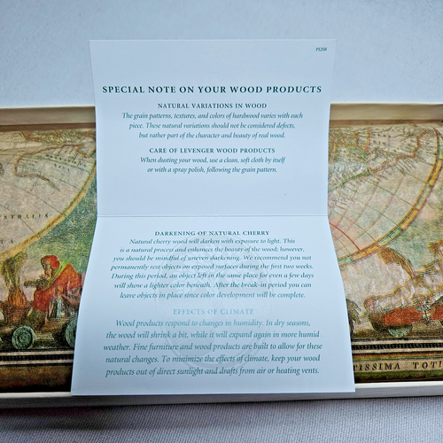 Levenger portapenne da scrivania in legno di ciliegio e pozzetto inchiostro con confezione regalo - Foto 8 di 9