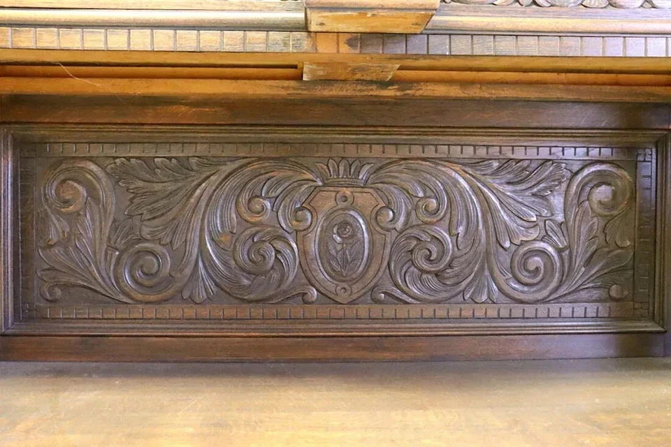 Antiguo armario inglés roble tallado Foto 3 de 4