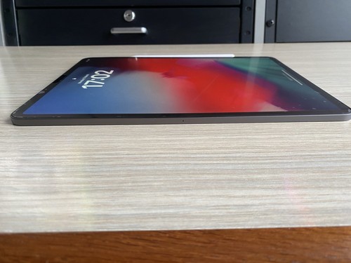 iPad Pro 12.9 Inch 3rd gen 64GB With Apple Pencil - Picture 8 of 10