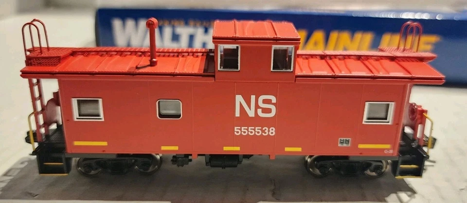 Walthers Mainline HO Scale International Wide Vision Caboose NS #555538 - Image 2 of 4