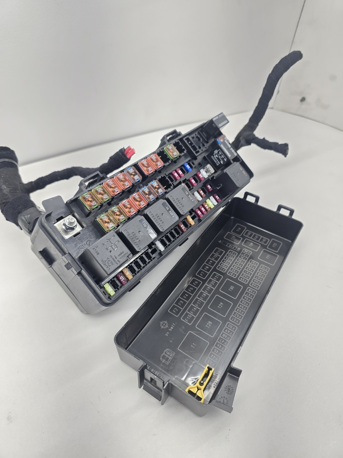 14-17  Maserati Ghibli Rear Fuse Relay Box Distribution Junction Box Oem