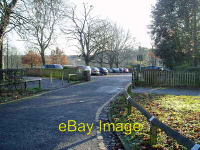 Foto 6x4 Parkplatz am Churchfields Erholungsgelände Southall c2008