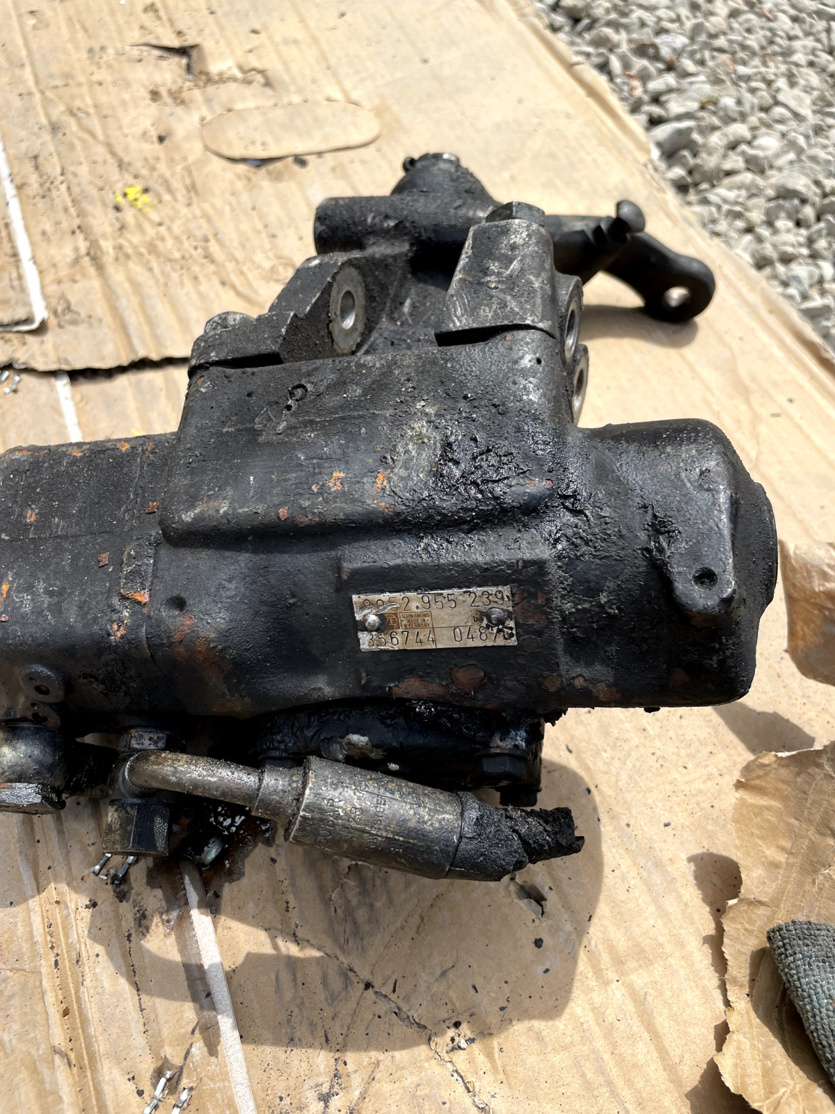 85-89 Ferrari 412 Steering Gear Box LHD w Bracket 127969