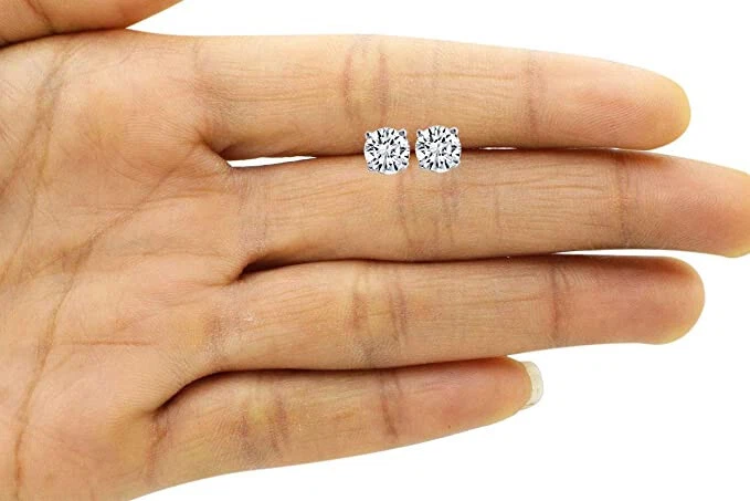 Aretes solitarios redondos de diamantes cultivados en laboratorio de 2 quilates en oro blanco de 10 quilates Foto 4 de 4