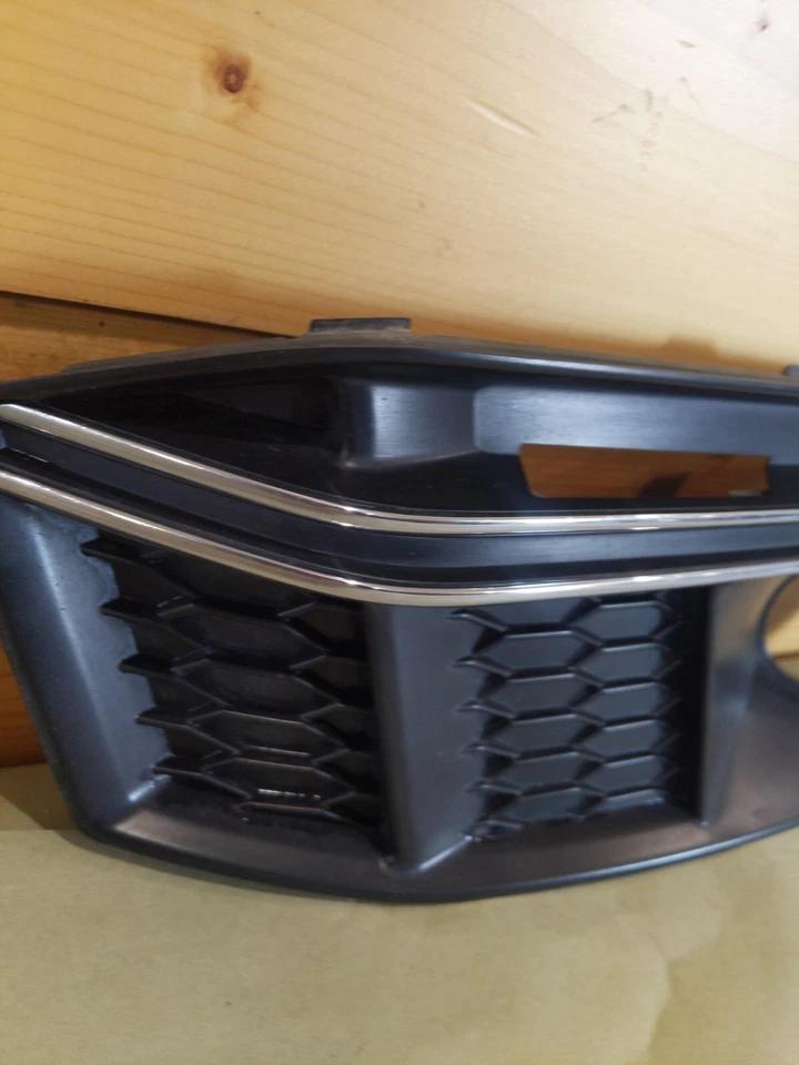 Оригинальная нижняя крышка решетки для правостороннего переднего бампера Audi A4 2017–2018 годов выпуска 8W0807682G - Изображение 3 из 4