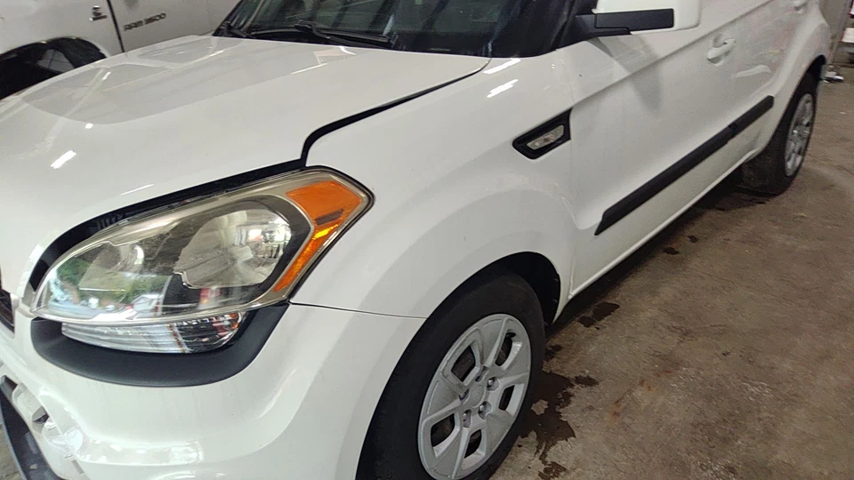 Guardabarros izquierdo 10-13 Kia Soul OEM con forro (blanco claro 1D) *Marcas menores* Foto 3 de 4