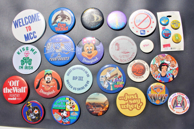 Lot of Buttons and Pins. Dinseyland, NY Knicks Ariel's Grotto, Goofy's Kitchen +