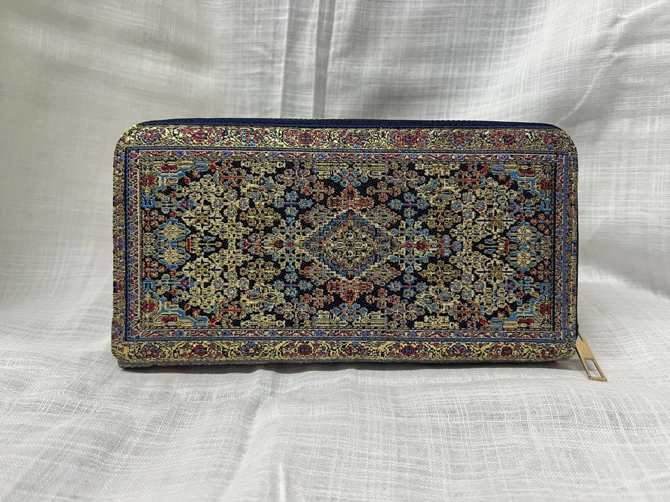 Cartera de diseño de alfombra con patrones culturales y ricos detalles marrones - Hecha a mano Foto 2 de 4