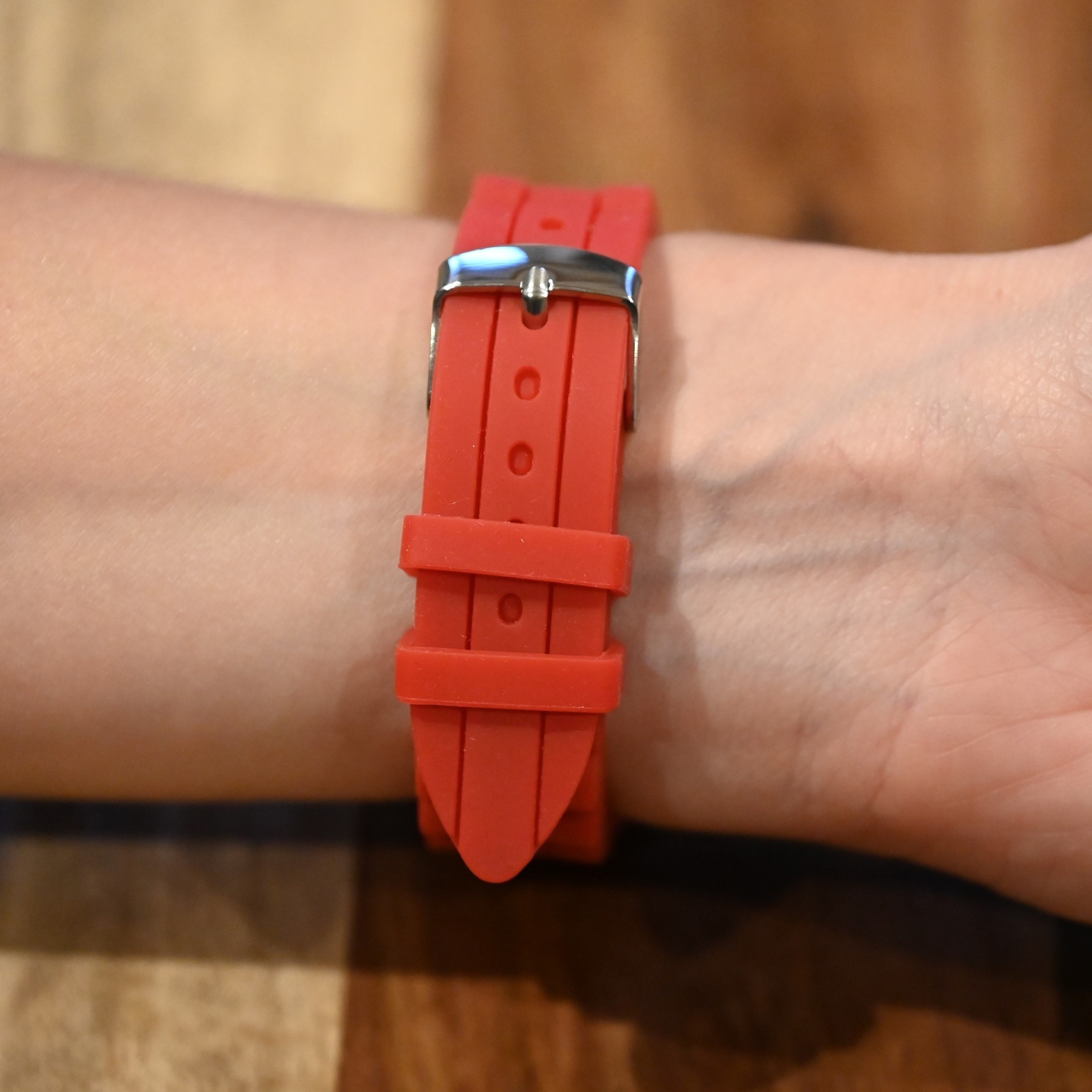 Montre Ernest silicone rouge étanche à cadran strass pour un confort longue durée