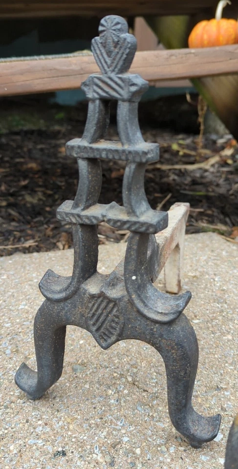 Raro y Ornamentado Antiguo Hierro Fundido Andirons Torre Asiática Pirámide Pagoda  Foto 3 de 4