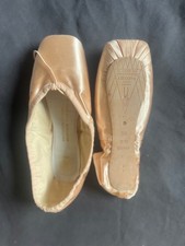 Bloch ballet point shoes, brand new 5 1/2 D S131 Serenade