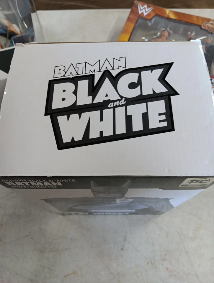 Черно-белая статуэтка Брайана Болланда из источника DC Direct Batman - Изображение 3 из 4