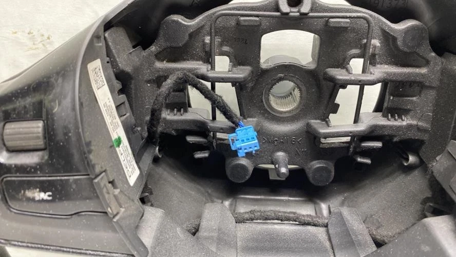 Volant PEUGEOT 208 1 PHASE 1 96739503ZD - Photo 2/4