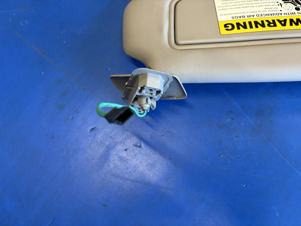 2004-2006 Volvo S40 Passenger Sun Visor Gray Illuminated OEM B01B38027 - Image 4 of 4