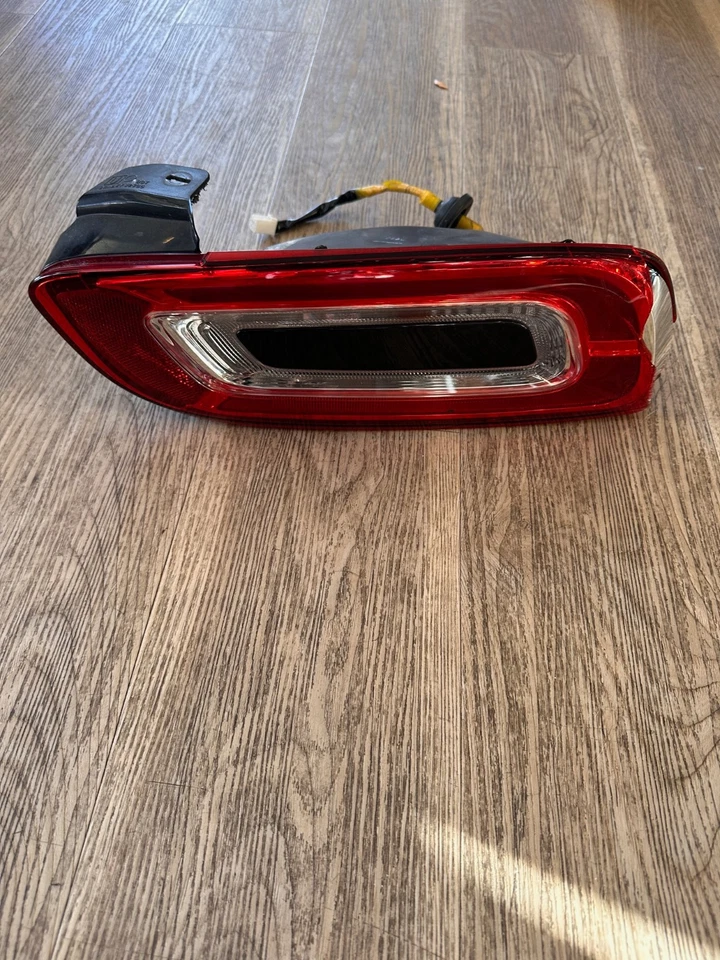 17-20 FIAT 124 SPIDER PASSENGER RIGHT QUARTER MOUNTED TAIL LIGHT LAMP *Cracked* - Image 4 of 4