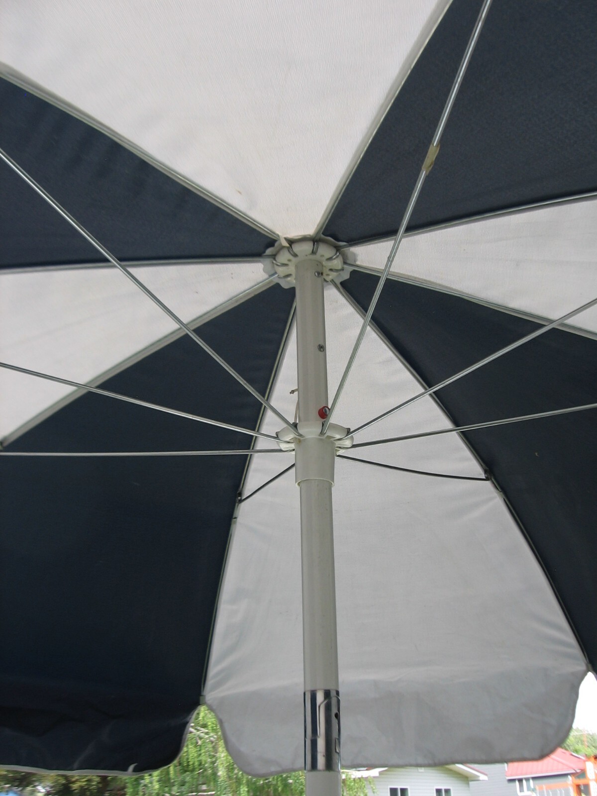 VINTAGE VINYL PATIO UMBRELLA / TABLE UMBRELLA HEAVY DUTY VINYL CRANK