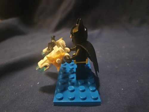 Lego Batman Minifigure With Customized Ninjago Batgun + Blue 4x8 Display Stand - Picture 4 of 13