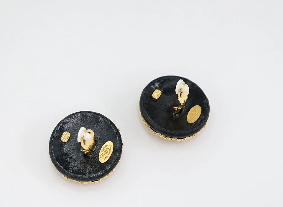 CHANEL Leather Filigree Large Round Clips Earrings Gold Tone 26 Auth w/Box u1058 Foto 4 de 4