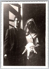Vtg B&W Snapshot Wedding Couple Bride Veil Bouquet Groom Suit Deckle Edge 1940s