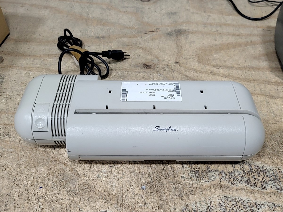 SWINGLINE 535 Electric Three Hole Punch