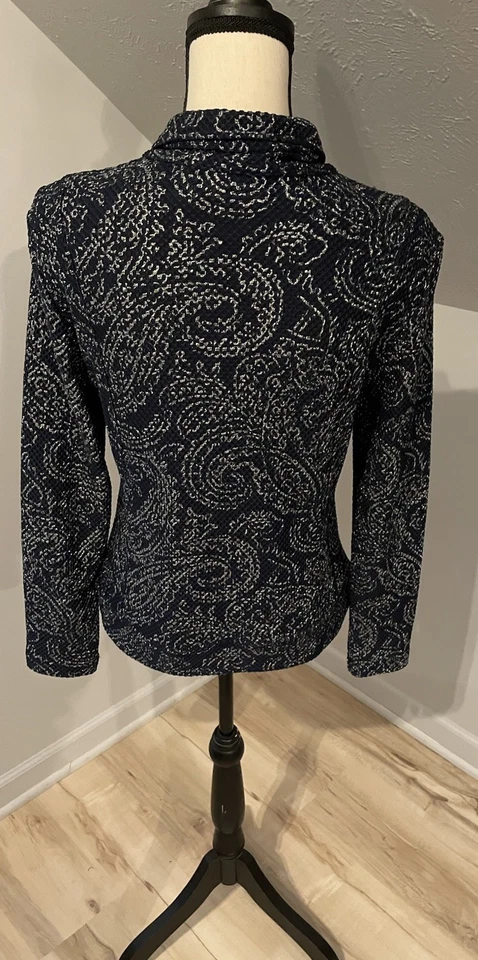 Chaqueta Chico’s Travelers Texturizada Metálica Gancho Frontal Talla 1 Med 8 Azul Marino Plateado Foto 3 de 4