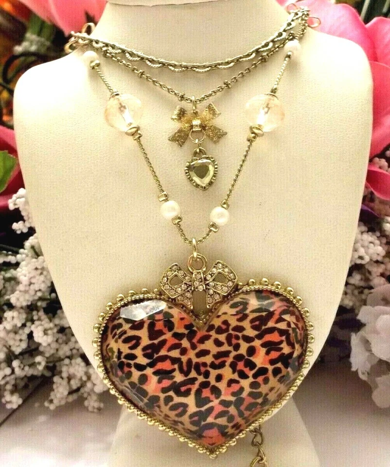 BETSEY JOHNSON LARGE PINK LEOPARD LUCITE HEART & BOWS LAYERED NECKLACE