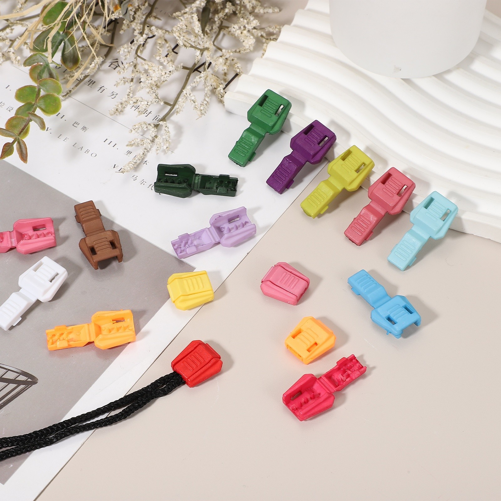 0.7" Zipper Pull Cord Lock, Plastic Shoe Lace End Clips, 50 Pack Beige