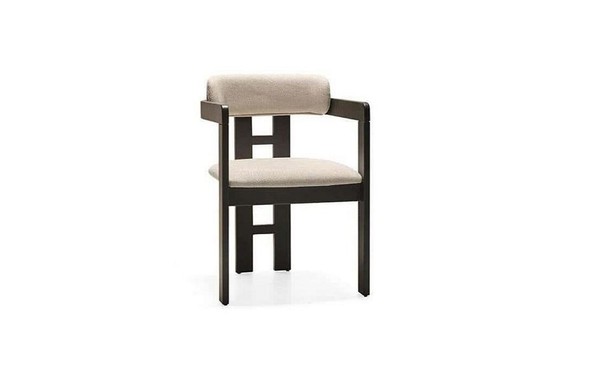 Eleganter Brauner Stuhl Aus Holz Und Textil Im Modernen Design-image