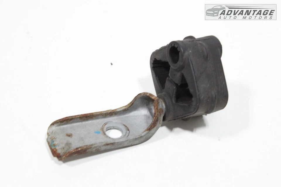 2014-2023 MERCEDES CLA250 C117 REAR EXHAUST MUFFLER PIPE HANGER & BRACKET OEM - Image 2 of 4