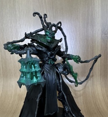 League of legends figure no box does not stand well  comes with accessories ￼￼