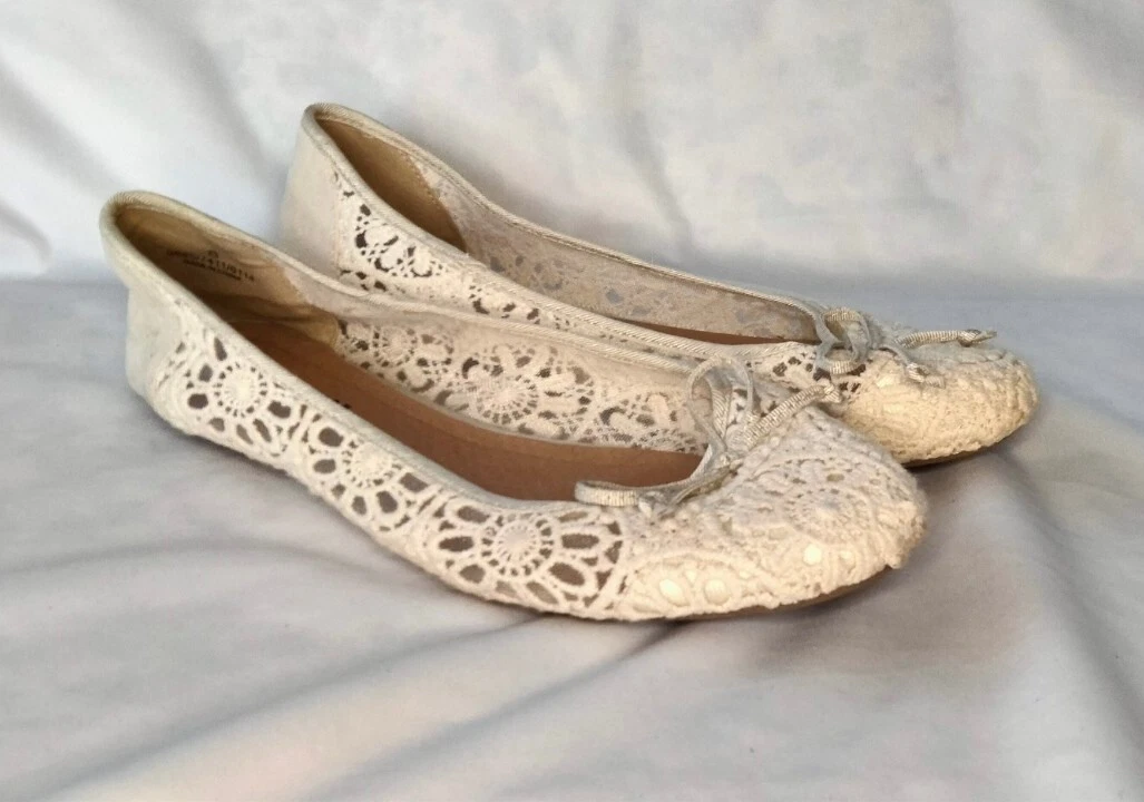Cream lace sales flat shoes