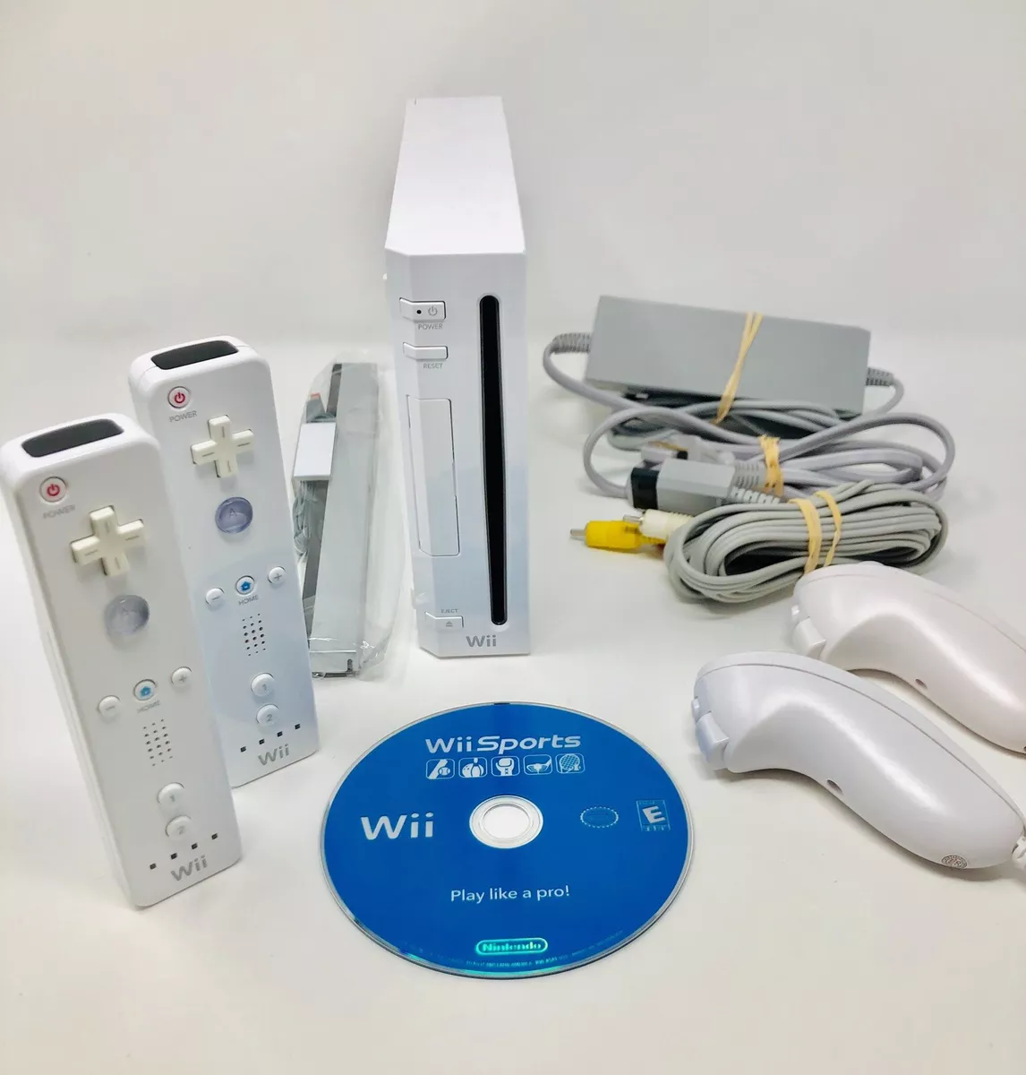 Nintendo Wii Console With Wii Sports Game Bundle Lot System 2 Controllers  CLEAN! 45496880491