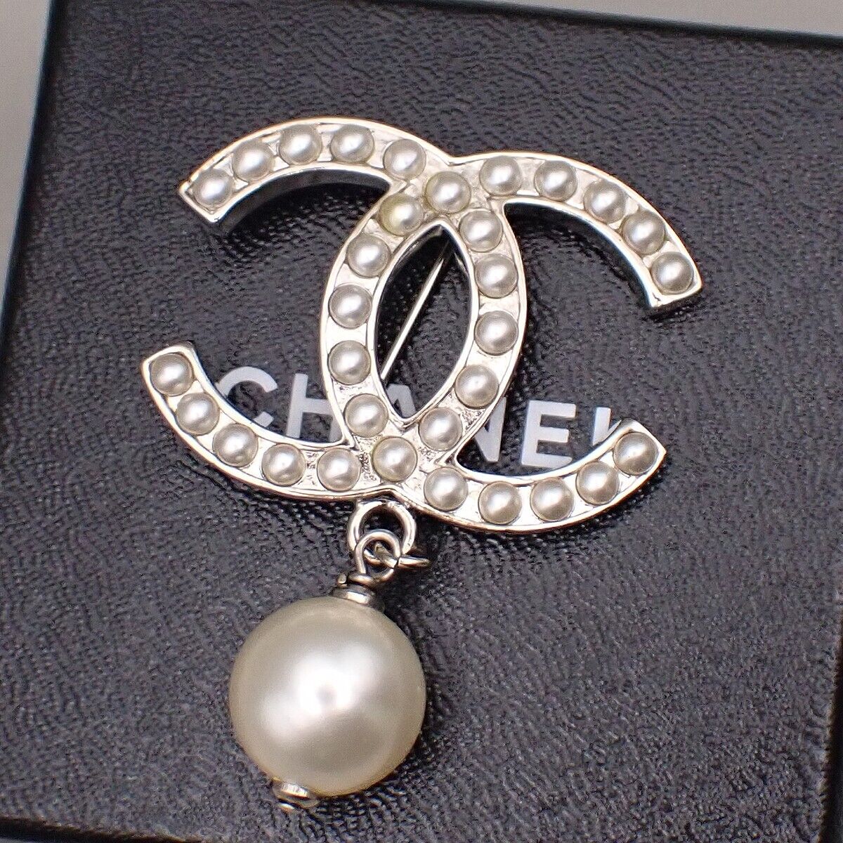 CHANEL CC Logo Imitation Pearl Pin Brooch 09V SHW France CHANEL CC Logo Imitation Pearl Pin Brooch 09V SHW France