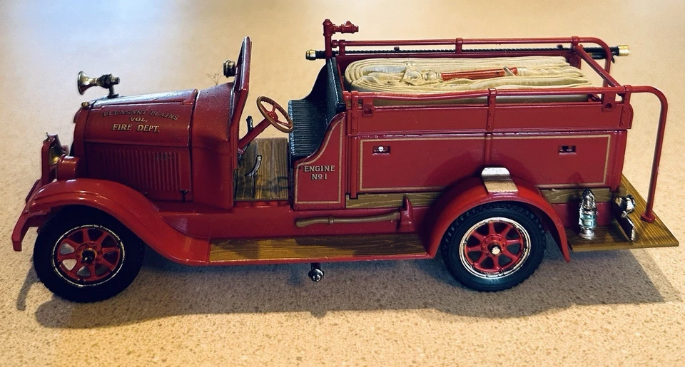 Signature Models 1/32 Scale 1928 REO Fire Truck Pleasant Plains VFD Firefighter - Image 2 of 4
