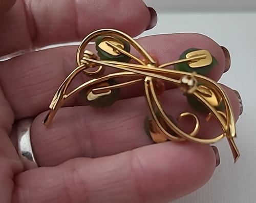 Broche Vintage Piel de Ángel Coral y Jade Piedra Flores Hojas Tono Dorado 2" Prendedor - Imagen 4 de 7