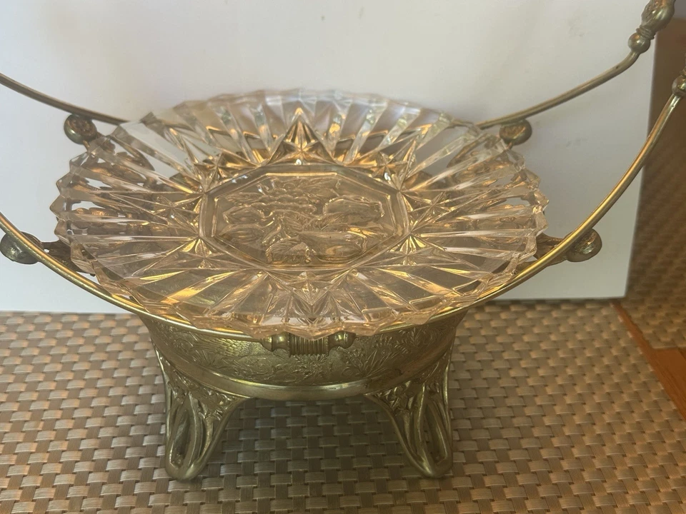 Cesta nupcial cuádruple placa plateada 1880 ornamentada asas dobles inserto de vidrio cortado Foto 3 de 4