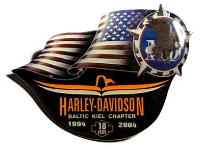 PIN - HARLEY DAVIDSON - BALTIC KIEL CHAPTER !0 Years 1994/2004 - Glasiert - Pin