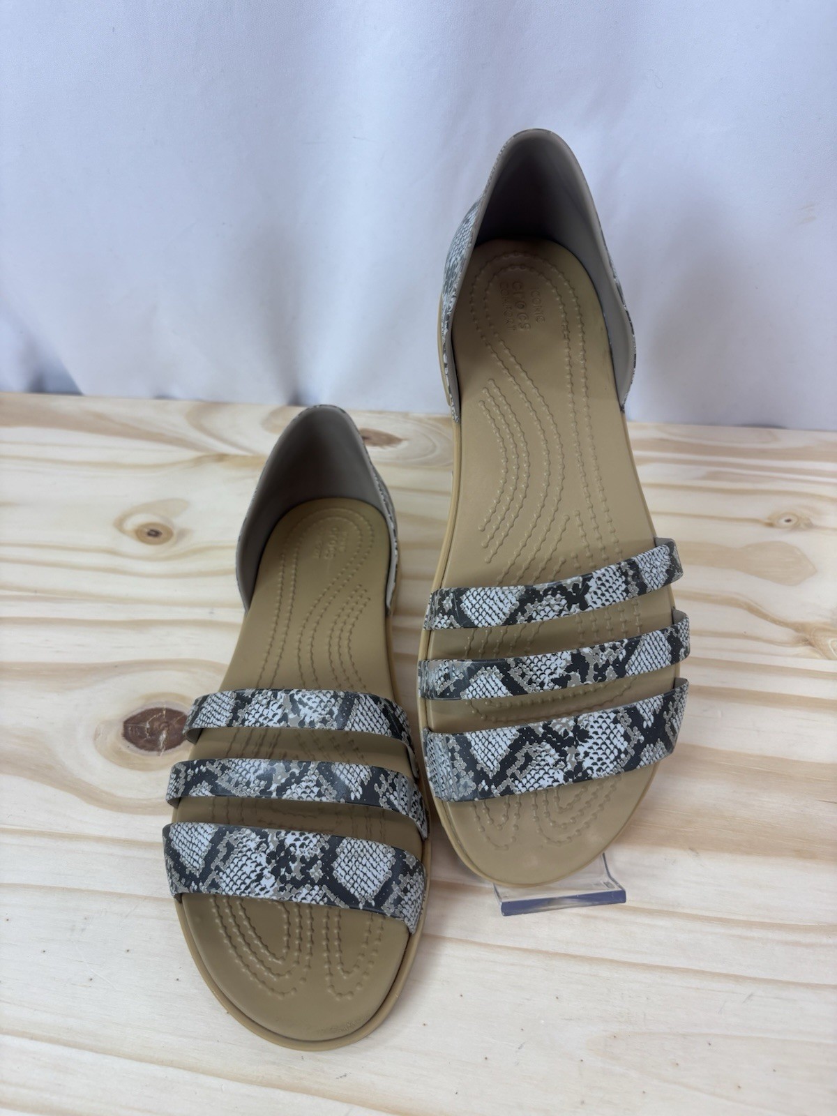 Crocs Tulum Open Toe Flat Gray Tan Snake 3-Strap Flat Sandals Size 8 Flip Flops image 6