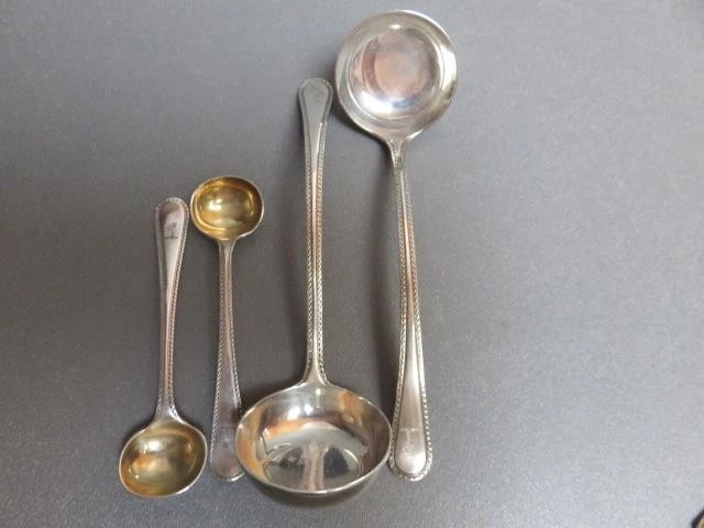 2 sauce ladles+ 2 gilded salt spoons Victorian silver-plate Elkington & Co.
Opens in a new window or
