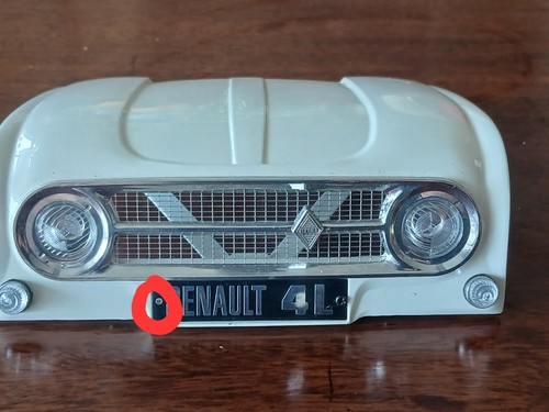 Capô de Renault 4L Escala 1:8 em Metal 15cm-15cm-320grs. - Picture 22 of 22
