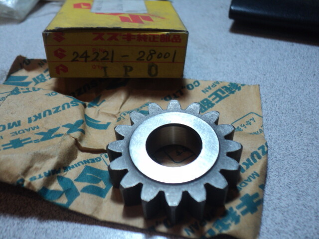 1971-81 SUZUKI GT TS 185 GT185 TS185 2ND GEAR DRIVEN NOS OEM 24221