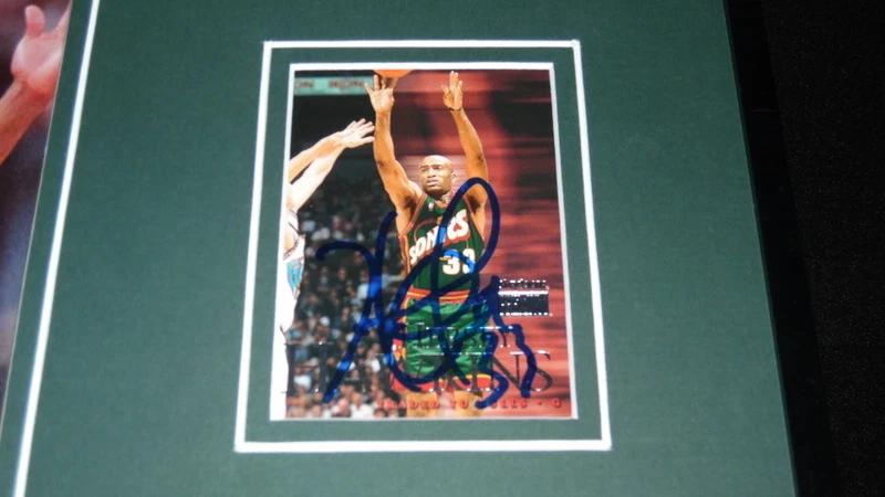 Exhibición de fotos firmada por Hersey Hawkins enmarcada 11x17 Sonics Bradley Foto 2 de 2